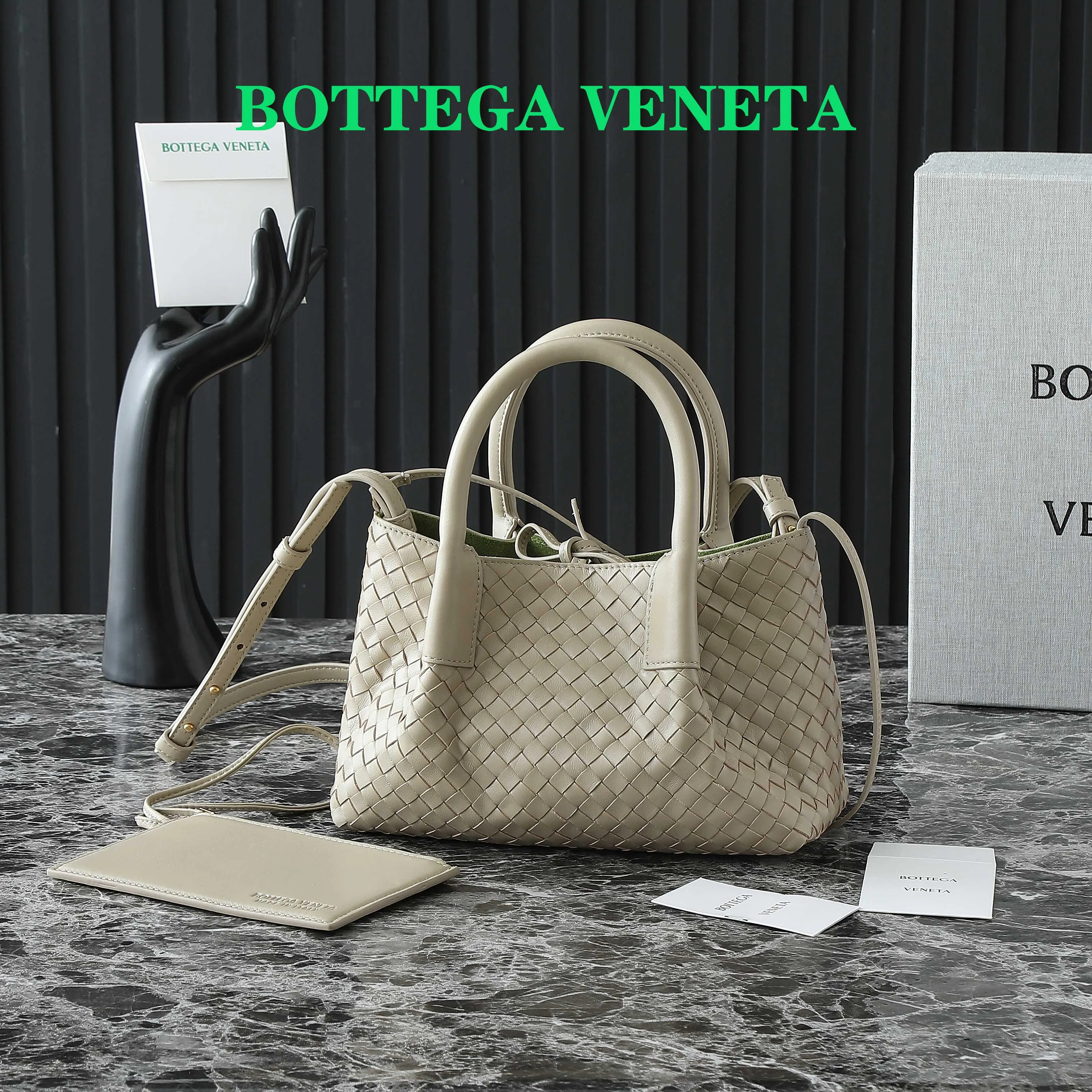 Batch 1660 BV25 spring and summer new product Mini pinacoteca two-tone surface. The weaving process is also super exquisite. Every texture is delicate and clear, and you can see the full ingenuity. 👜The bag uses 1 cm leather strips, which are purely hand-woven, highlighting the brand's craftsmanship. The inside is flipped to reveal a smooth suede lining that can be used on both sides, taking into account both fashion and practicality. 	 The small size can be worn on one shoulder or across the body, making it super versatile for daily commuting! 	 💕Fashionable ladies who like BV, come to me to get the same style~ ​Model number: 819004 ​Size: 24*15*12cm